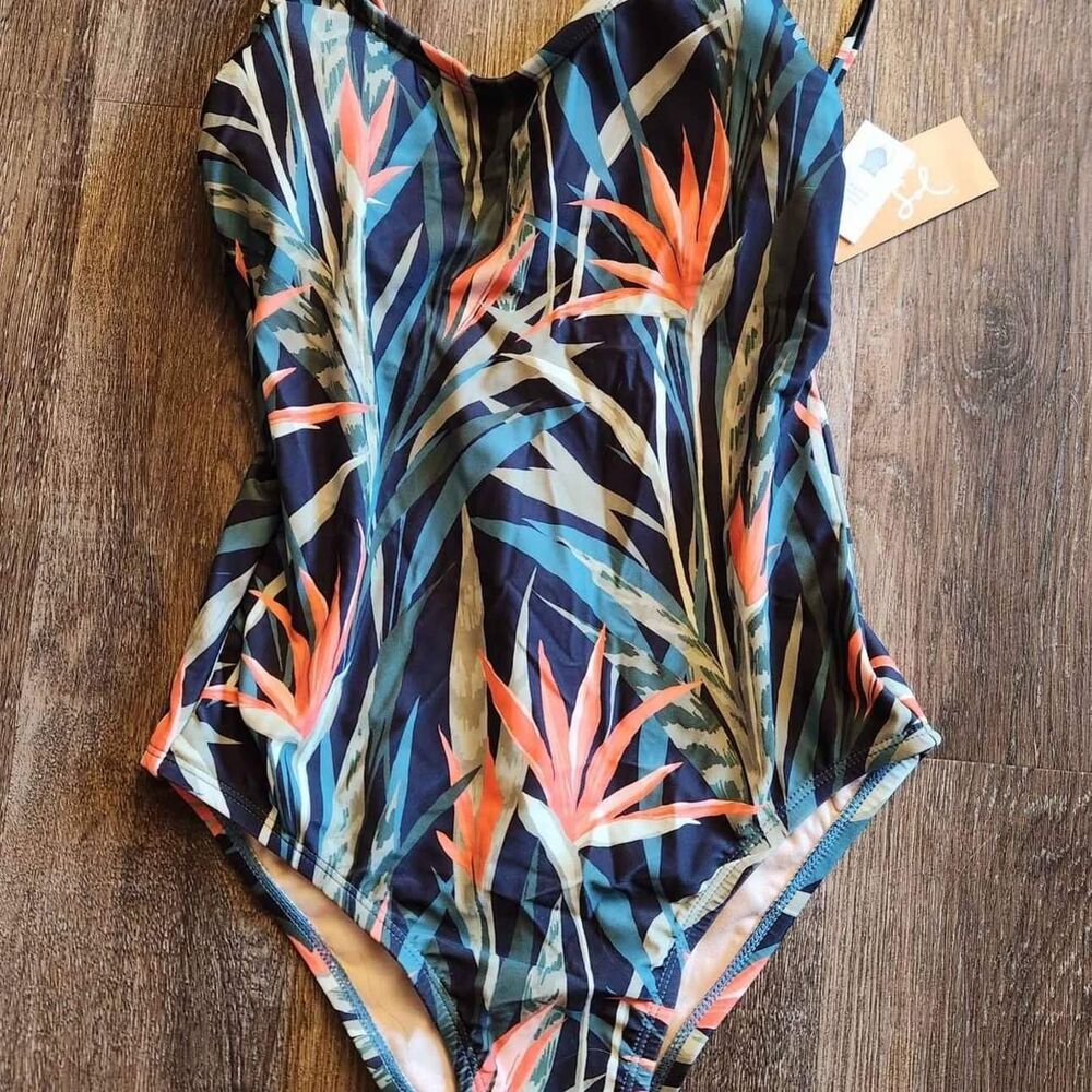 Kona Sol Women's Modern 1 piece suit size small